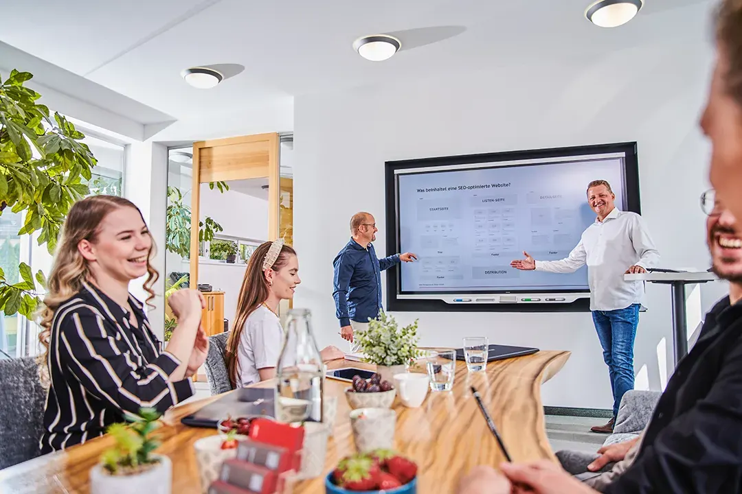Das abm-Team im Besprechungsraum